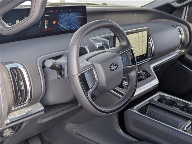 2025 Ford Expedition photo 3