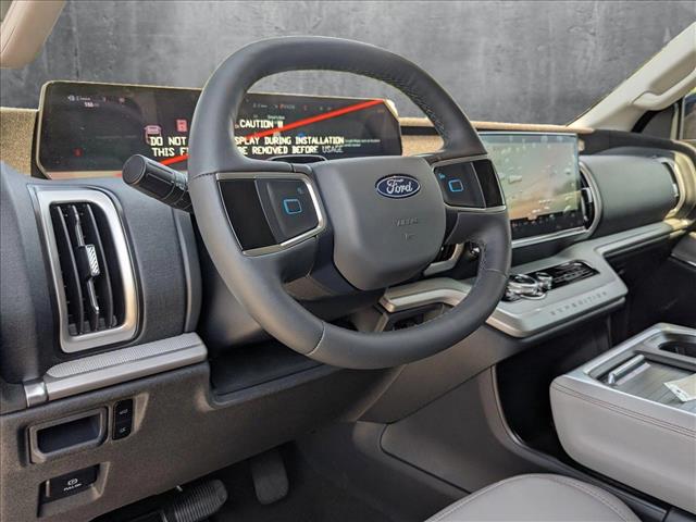 2025 Ford Expedition photo 3