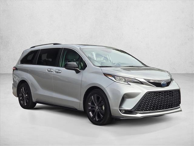 2022 Toyota Sienna XSE photo 2