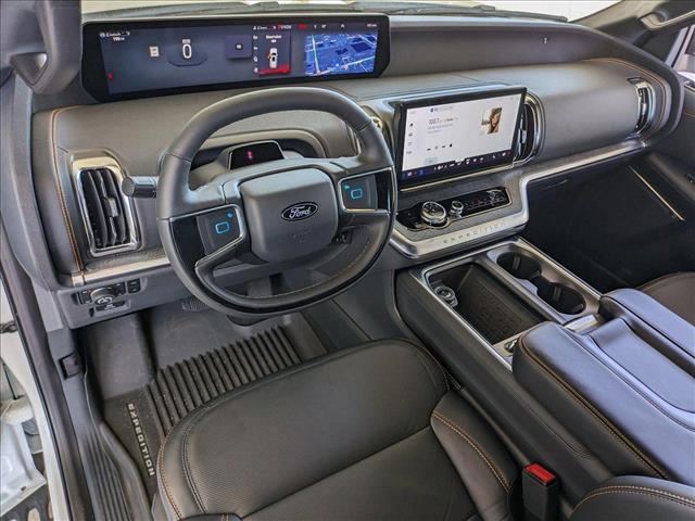 2025 Ford Expedition photo 3