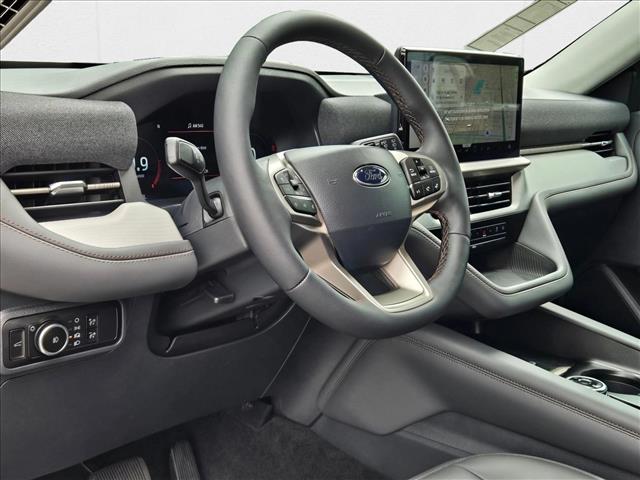 2025 Ford Explorer photo 3