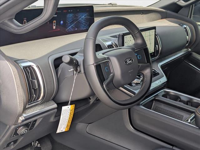 2025 Ford Expedition photo 3