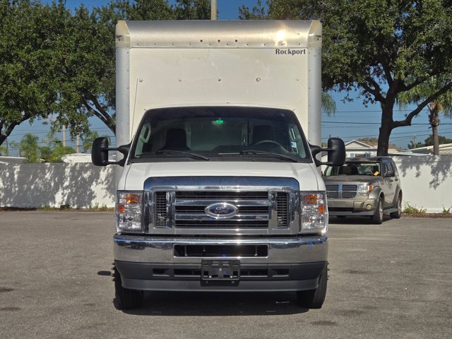 2021 Ford E-450 Cutaway photo 2