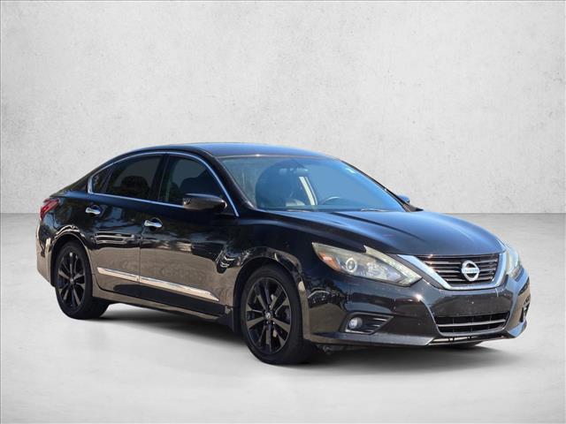 2017 Nissan Altima 2.5 SR photo 2
