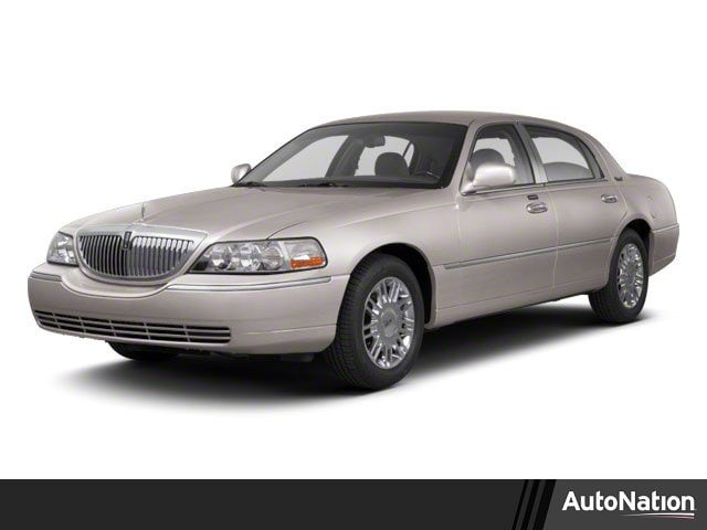 2011 Lincoln Town Car's photo
