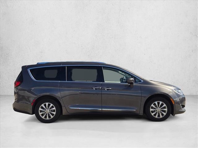 2019 Chrysler Pacifica Touring L photo 3