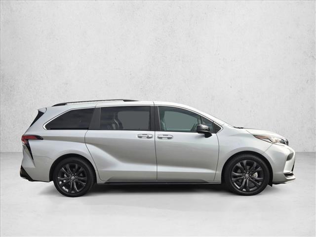 2022 Toyota Sienna XSE photo 3