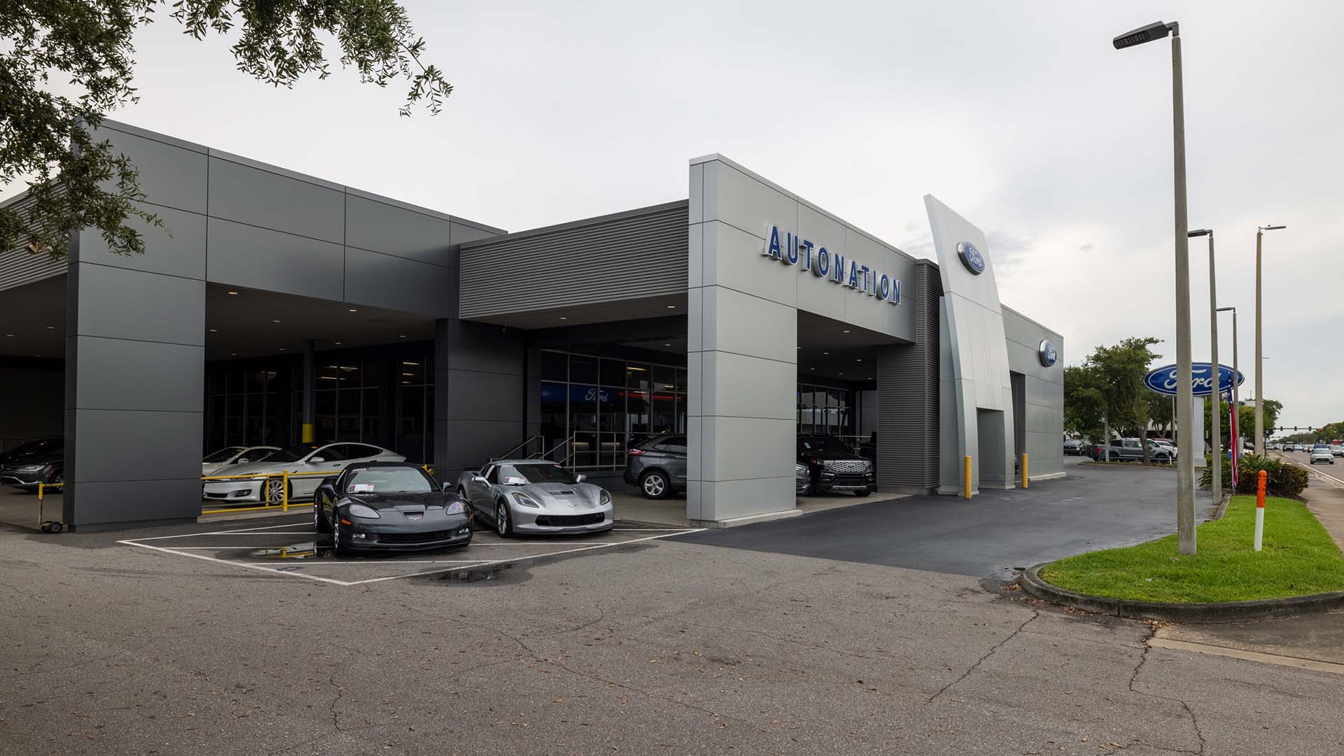 Exterior view of AutoNation Ford St. Petersburg