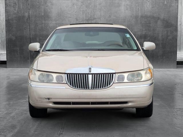 Used 2000 Lincoln Town Car Cartier with VIN 1LNHM83W0YY934108 for sale in Saint Petersburg, FL