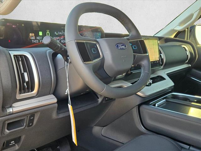 2025 Ford Expedition photo 3