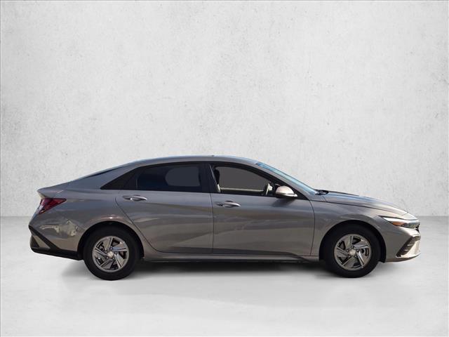 2025 Hyundai Elantra SE photo 3