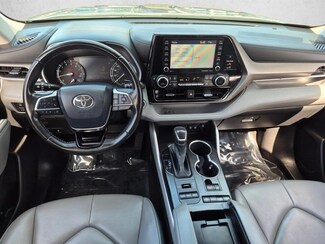 2021 Toyota Highlander XLE photo 16