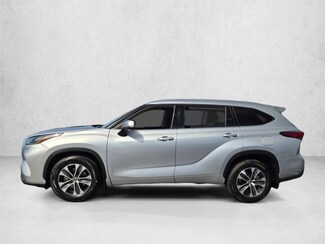 2021 Toyota Highlander XLE photo 2