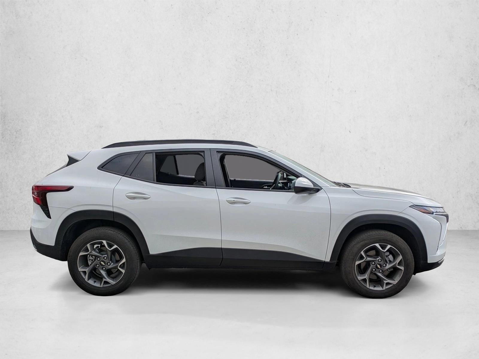 2025 Chevrolet Trax LT photo 4