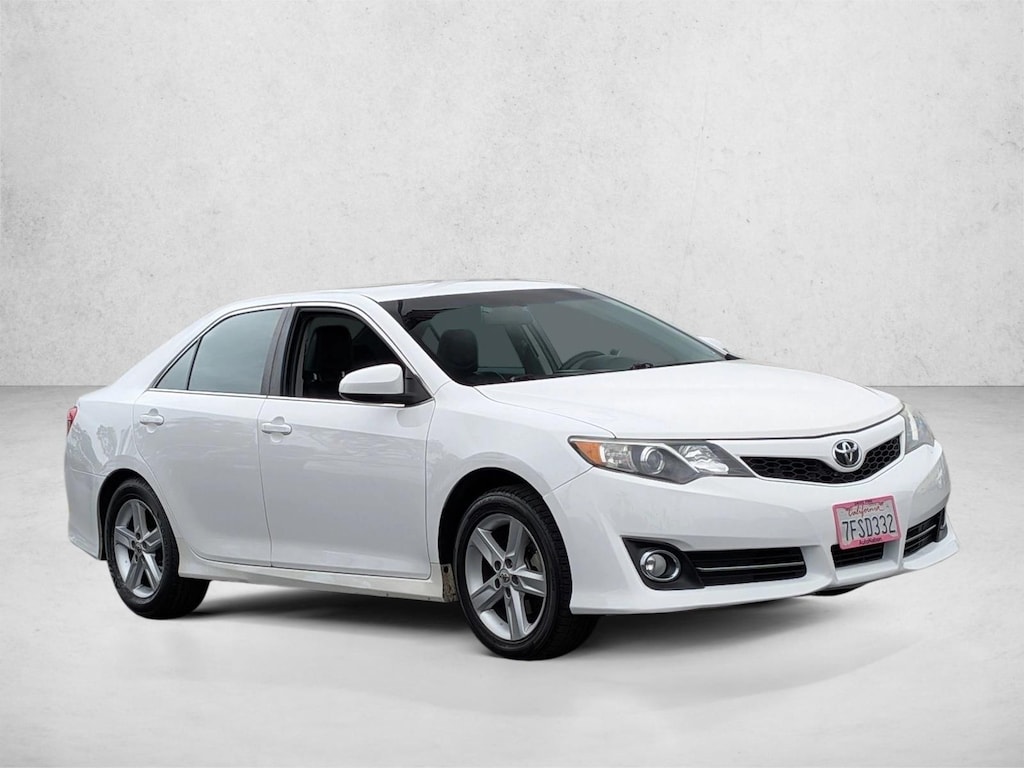 Used 2014 Toyota Camry SE Sedan