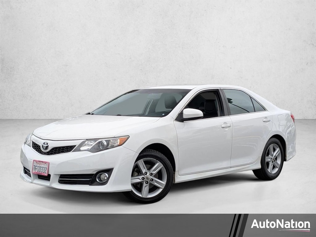 Used 2014 Toyota Camry SE Sedan