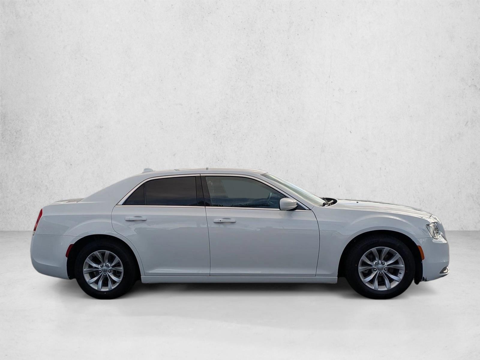 2020 Chrysler 300 Touring photo 4