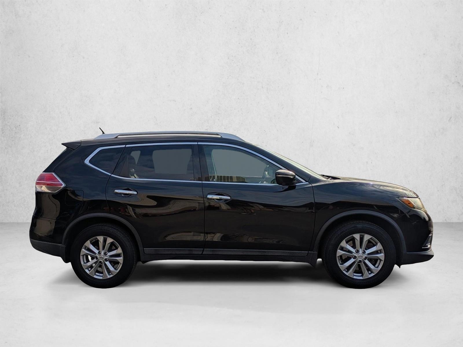 2015 Nissan Rogue SV photo 3