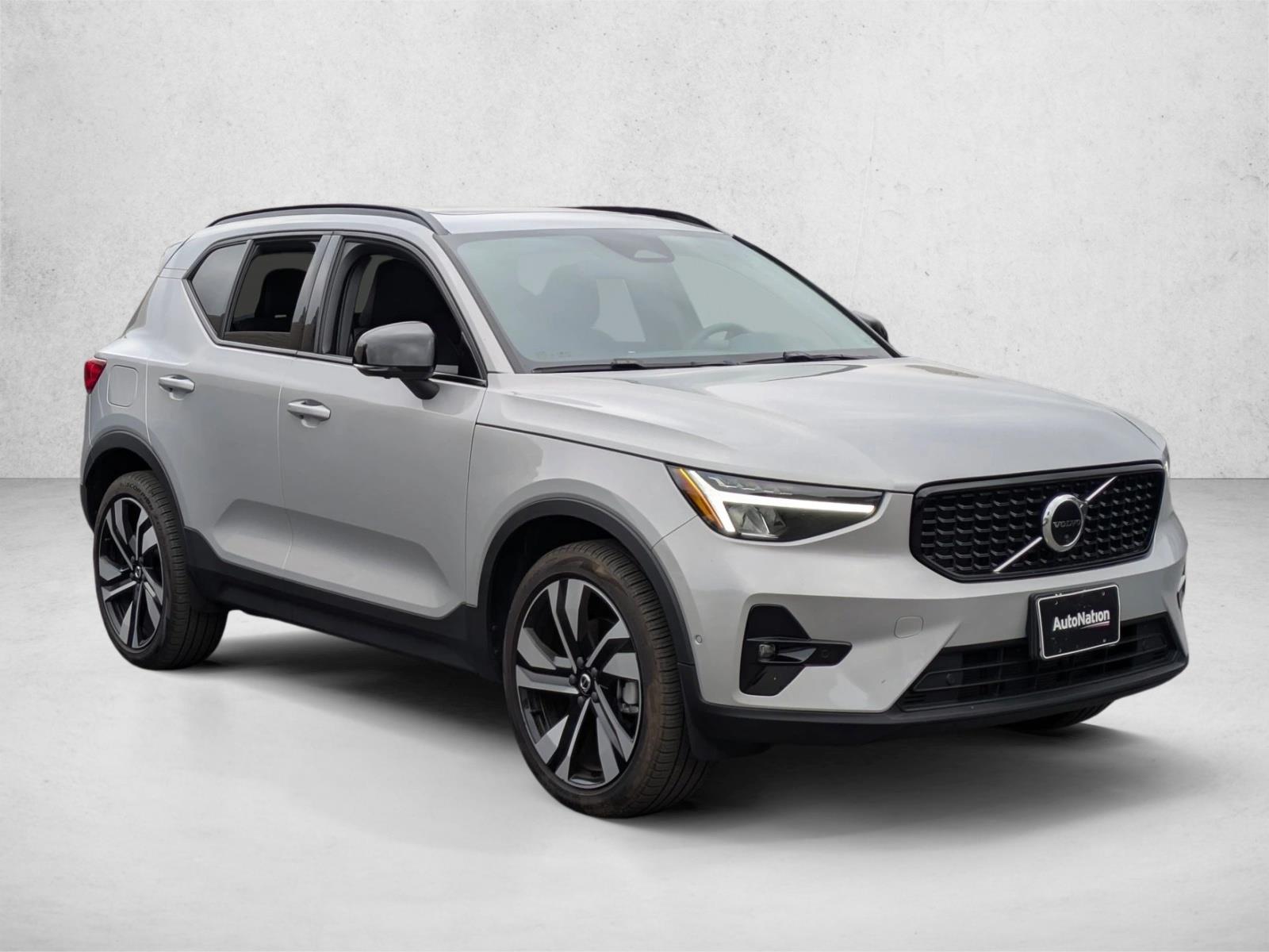 2023 Volvo XC40 AWD Plus photo 2