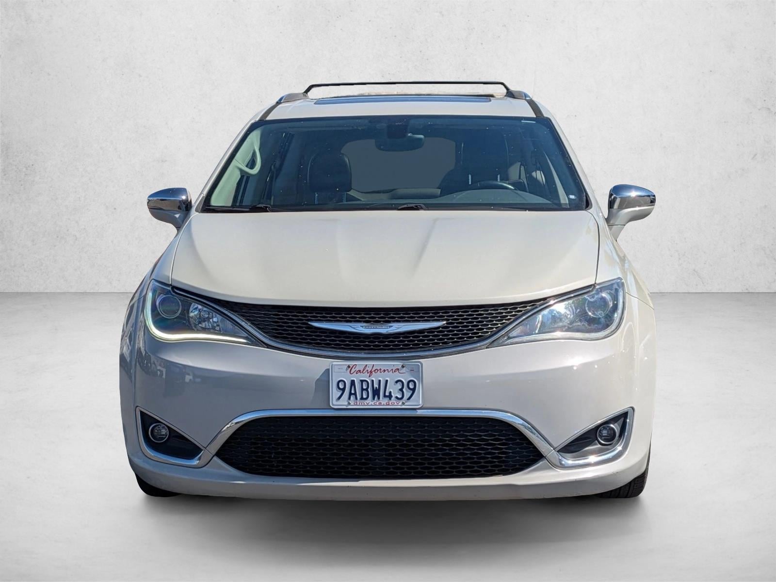 2017 Chrysler Pacifica Limited photo 3