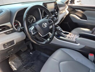 2021 Toyota Highlander XLE photo 9