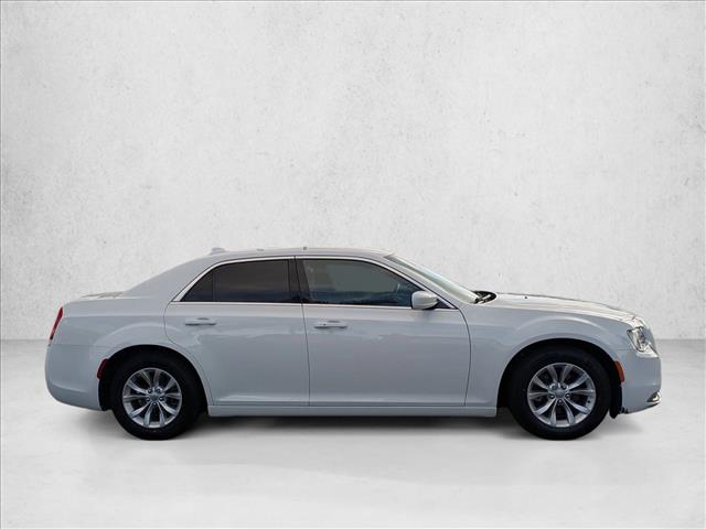 2020 Chrysler 300 Touring photo 4