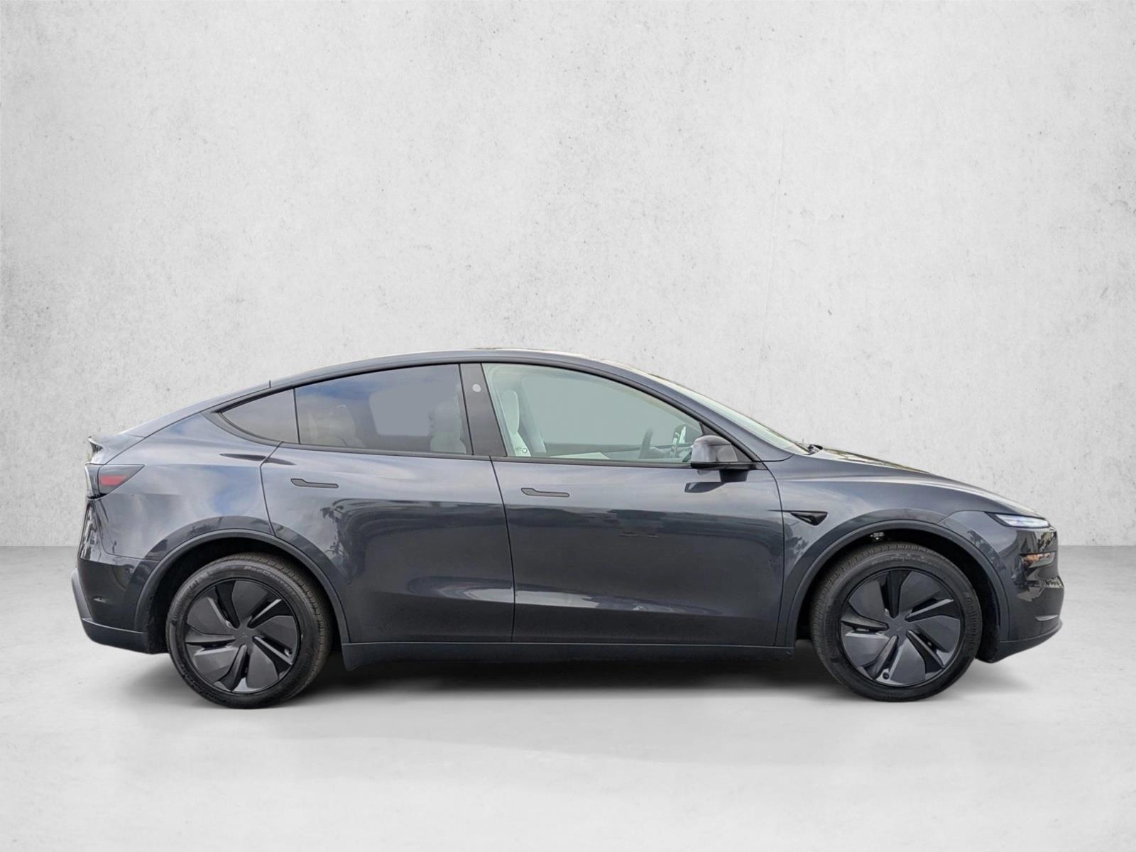 2026 Tesla Model Y Long Range photo 4