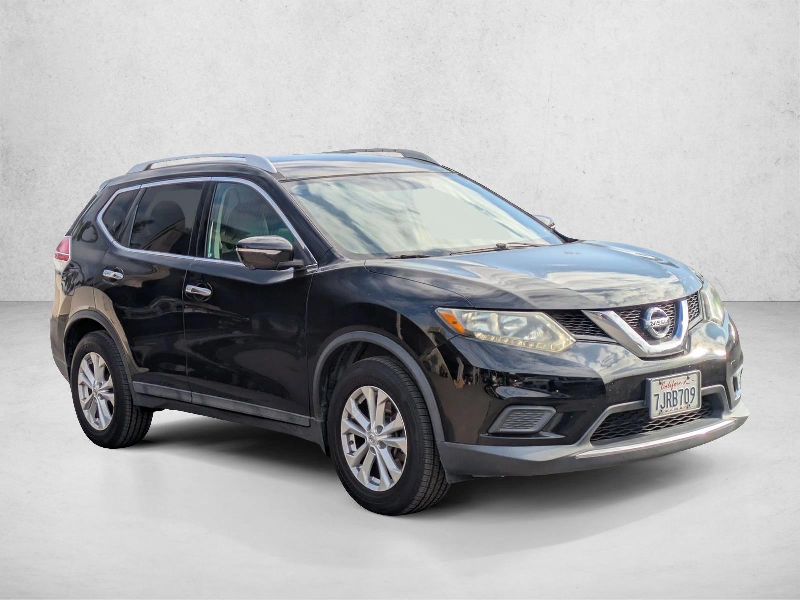 2015 Nissan Rogue SV photo 2