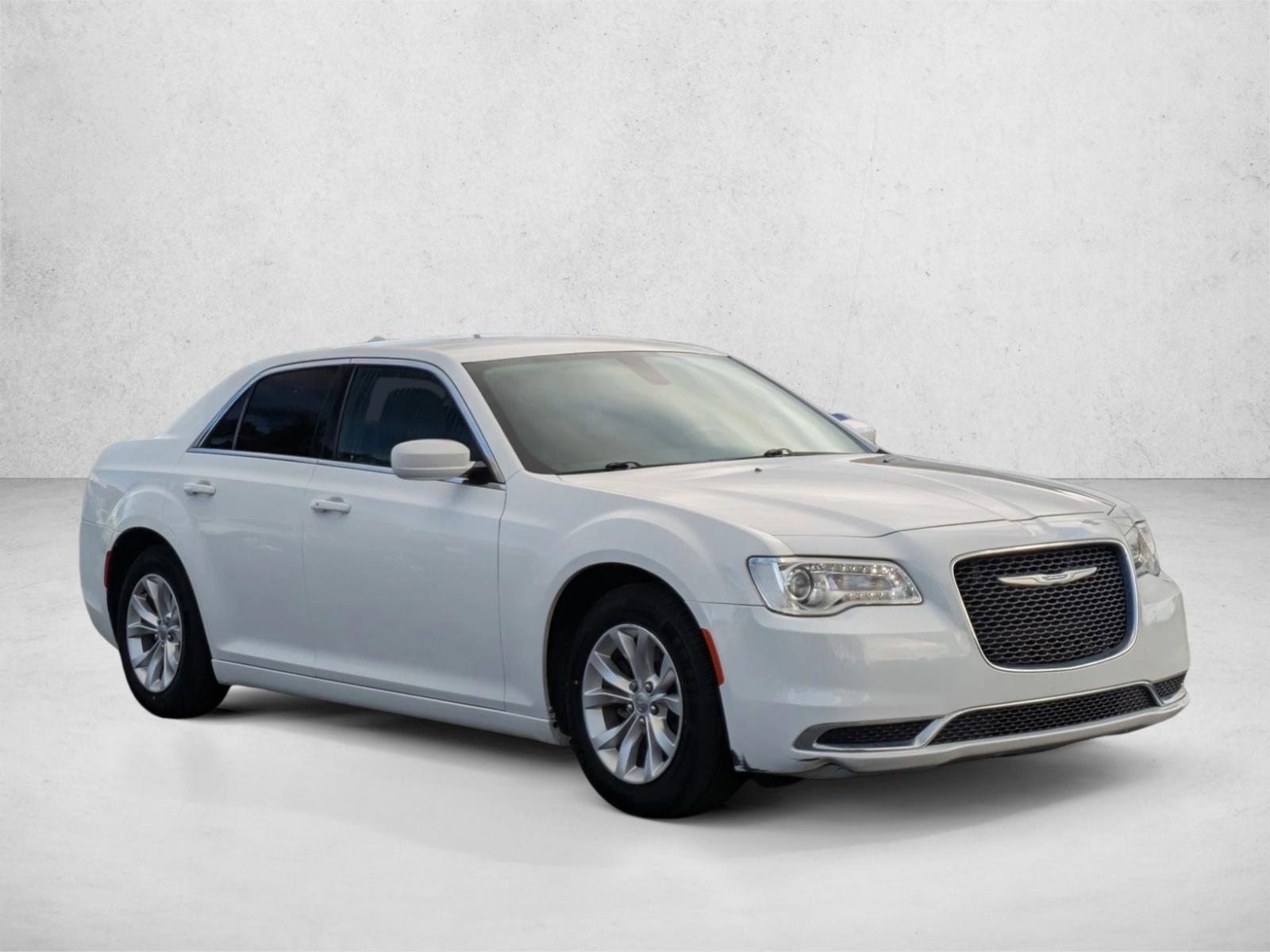 2020 Chrysler 300 Touring photo 3