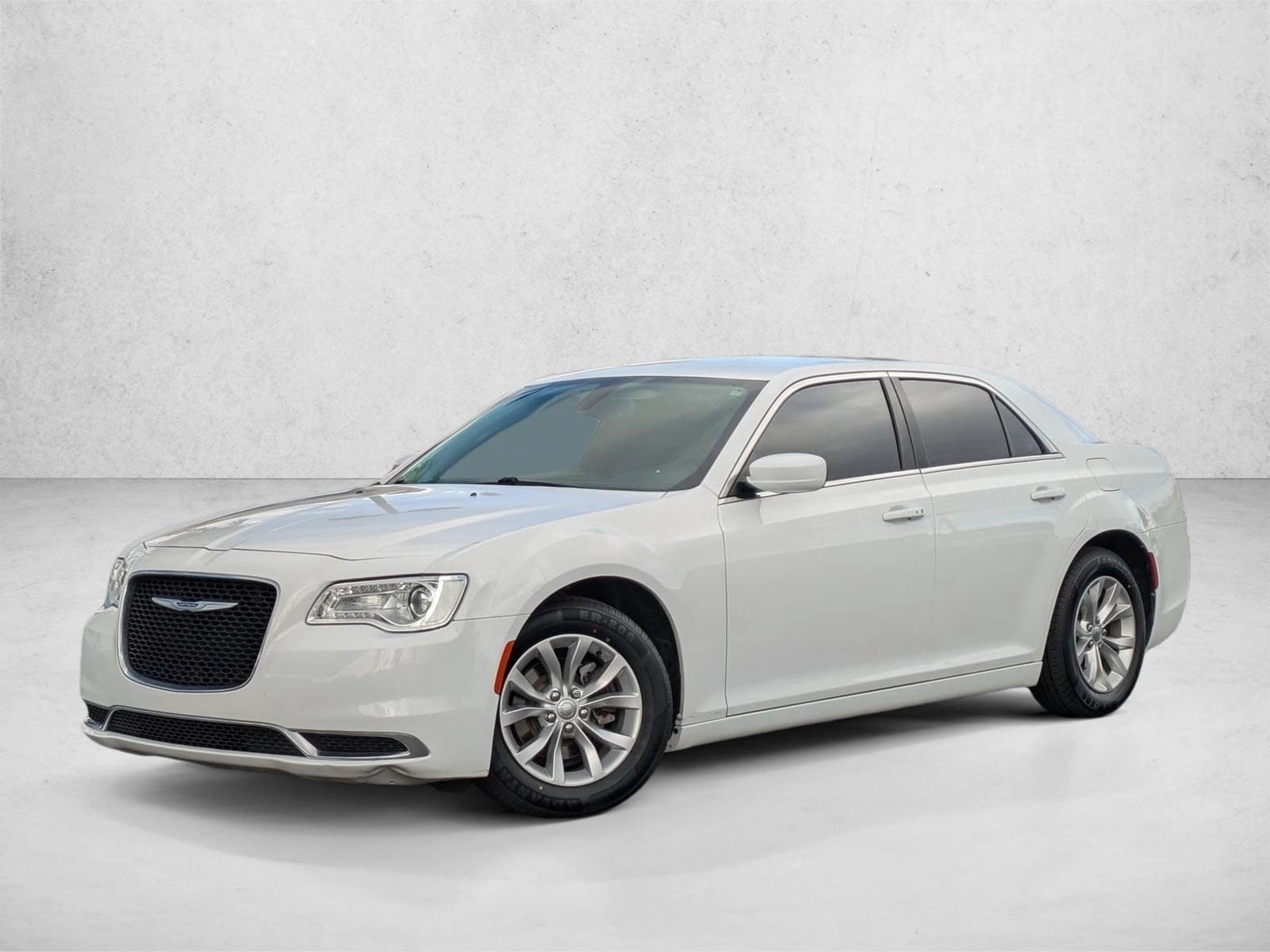 2020 Chrysler 300 Touring's photo