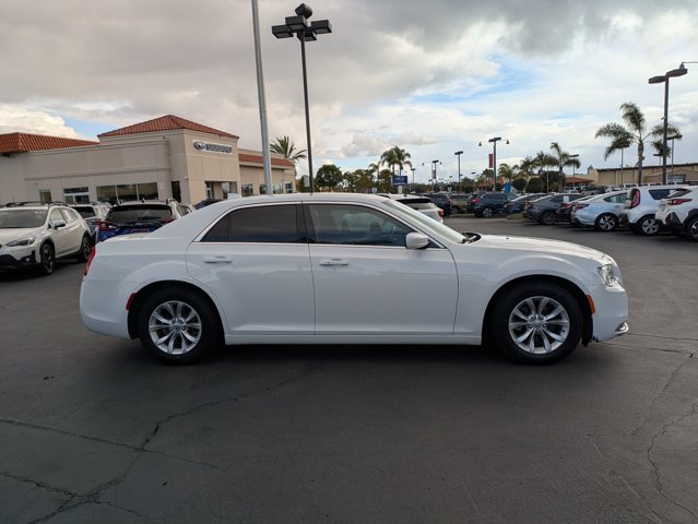 2020 Chrysler 300 Touring photo 4