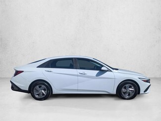 2025 Hyundai Elantra SE photo 4