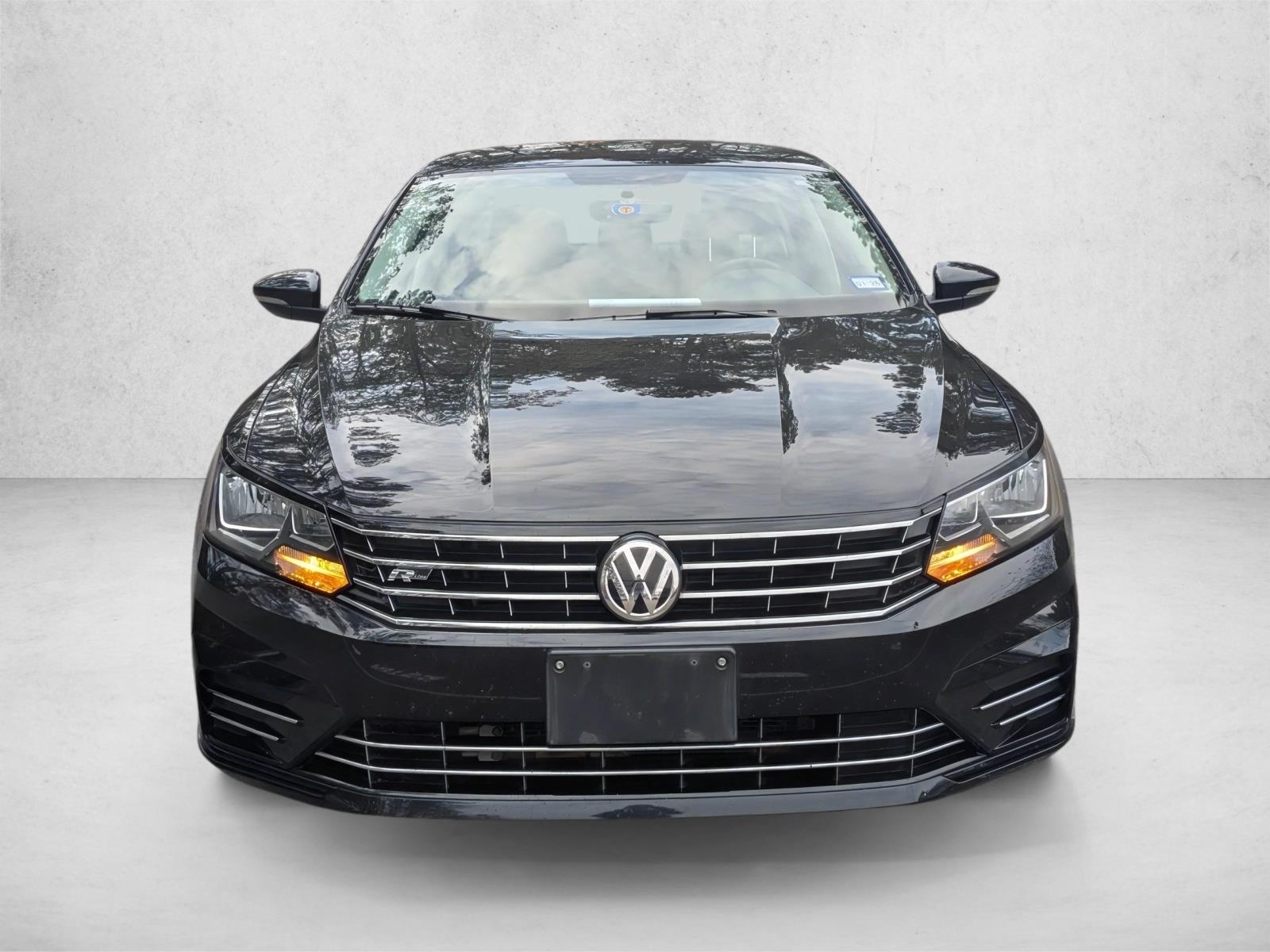 2018 Volkswagen Passat R-Line photo 2