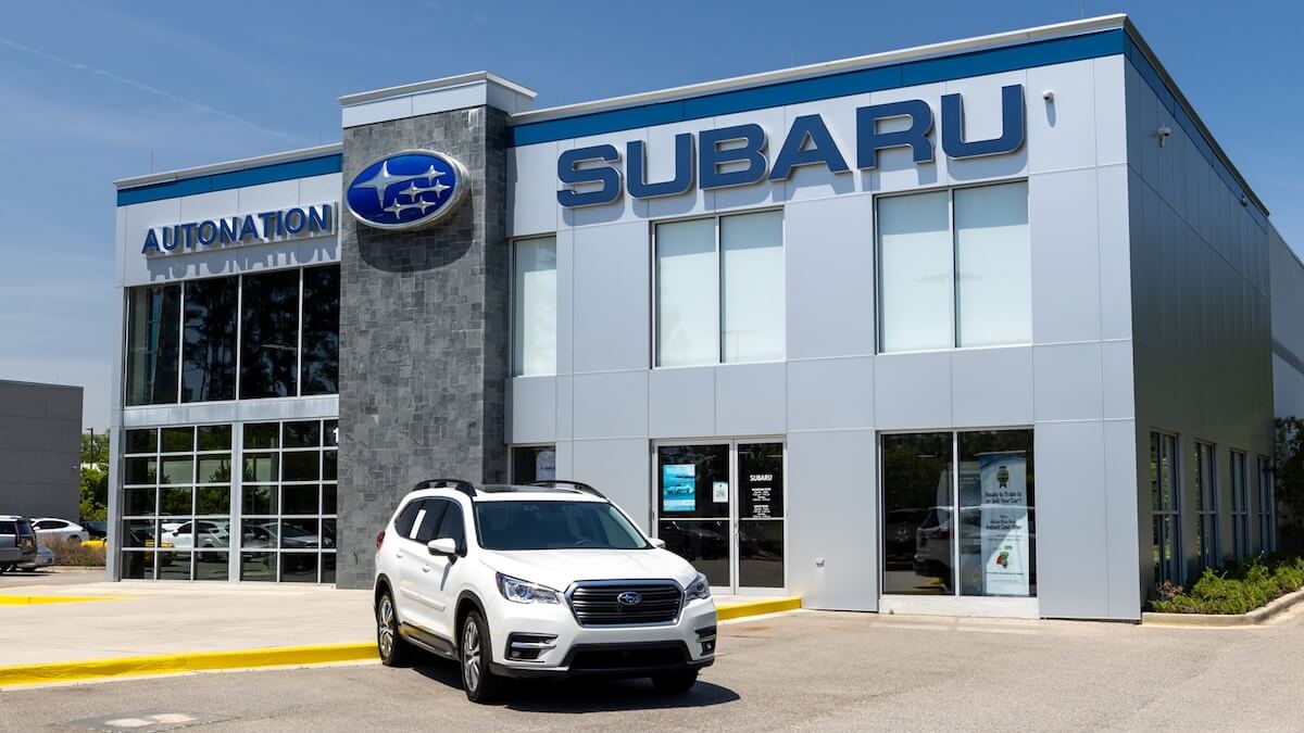 Exterior view of AutoNation Subaru Hilton Head with a new Subaru Ascent parkout outside