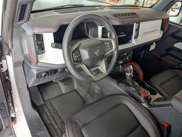 2025 Ford Bronco First Edition photo 3