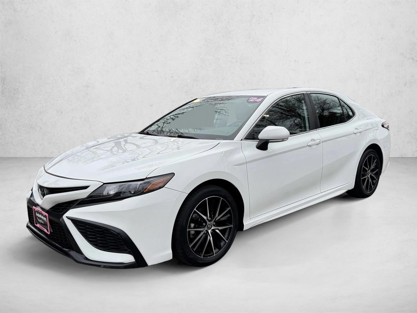 2024 Toyota Camry SE's photo