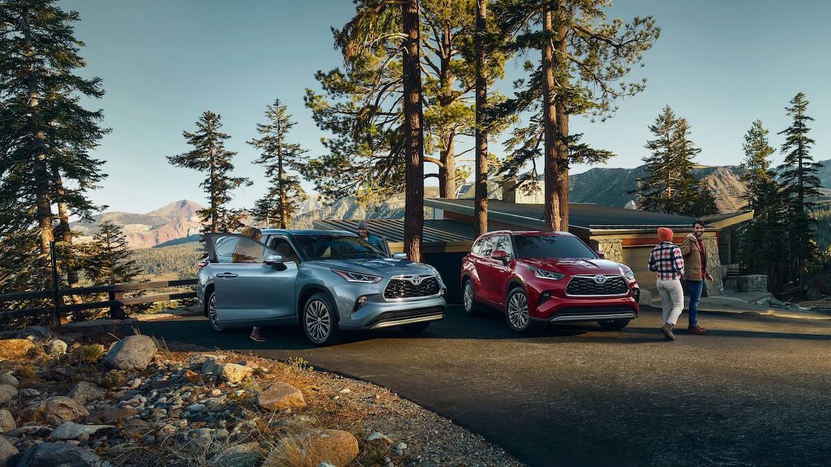 2021 Toyota Highlander Platinum AWD in Moon Dust and Platinum Hybrid AWD in Ruby Flare Pearl
