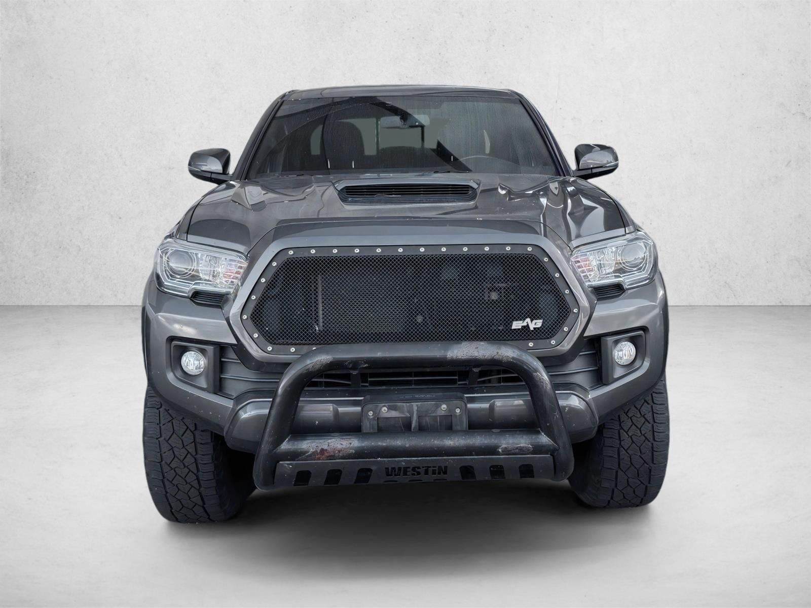 2017 Toyota Tacoma TRD Sport V6 photo 2