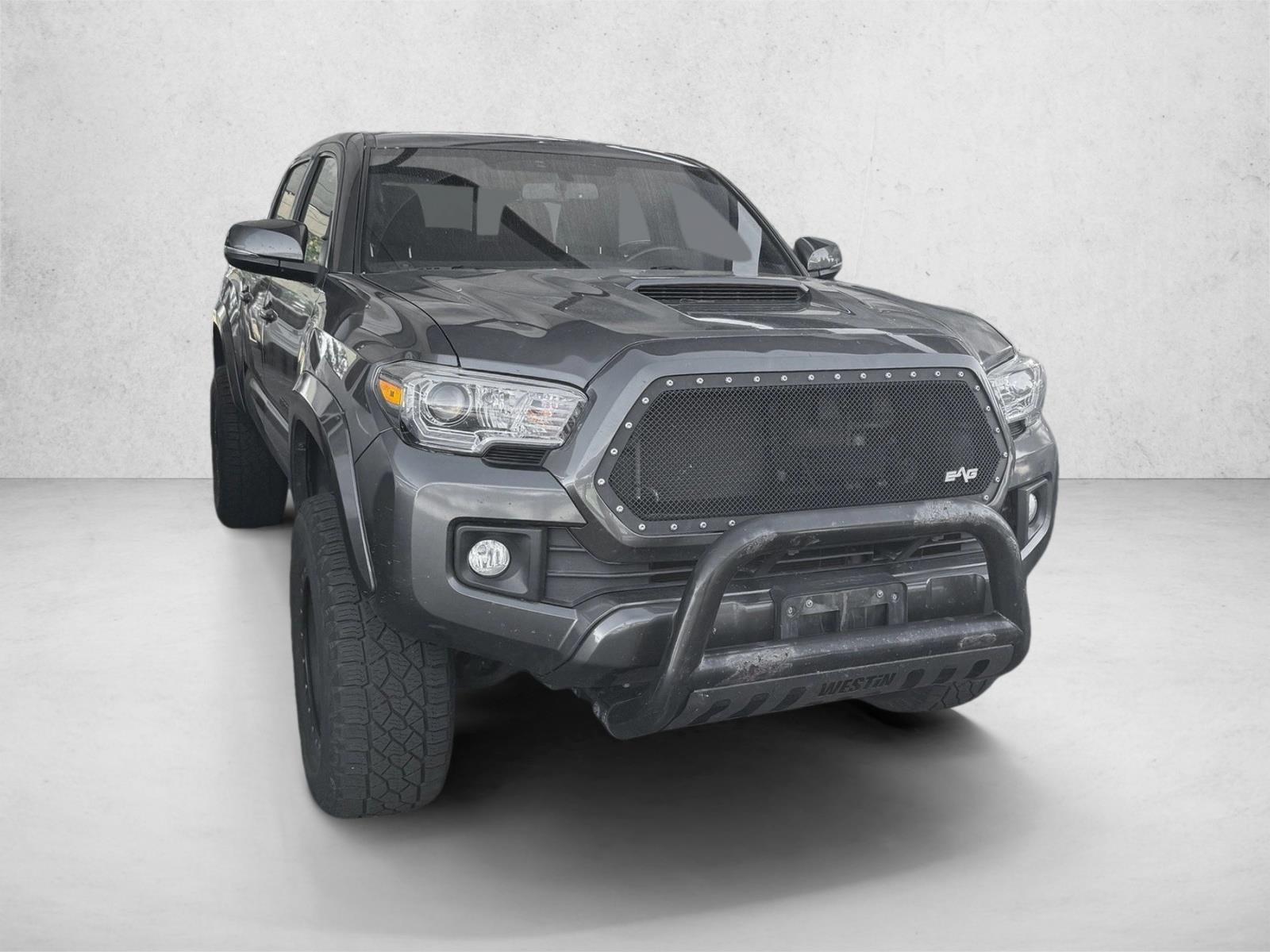 2017 Toyota Tacoma TRD Sport V6 photo 3