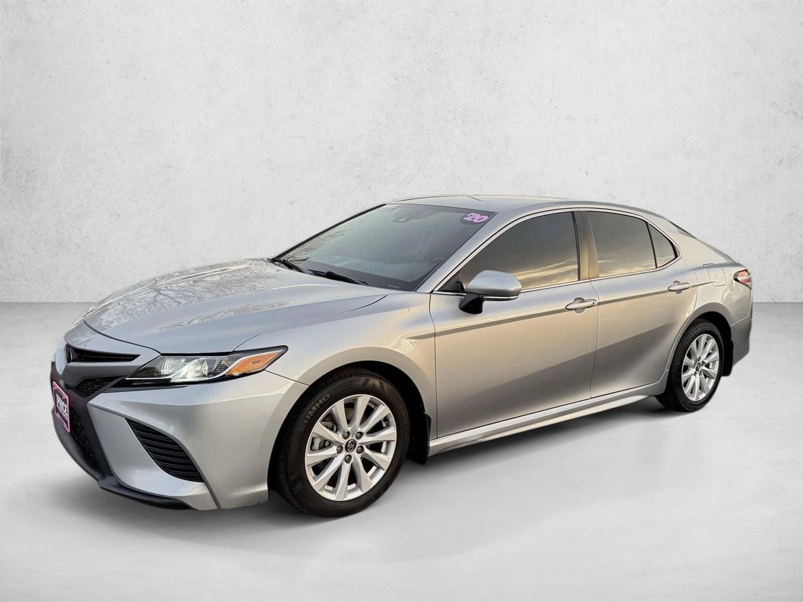 2020 Toyota Camry SE's photo