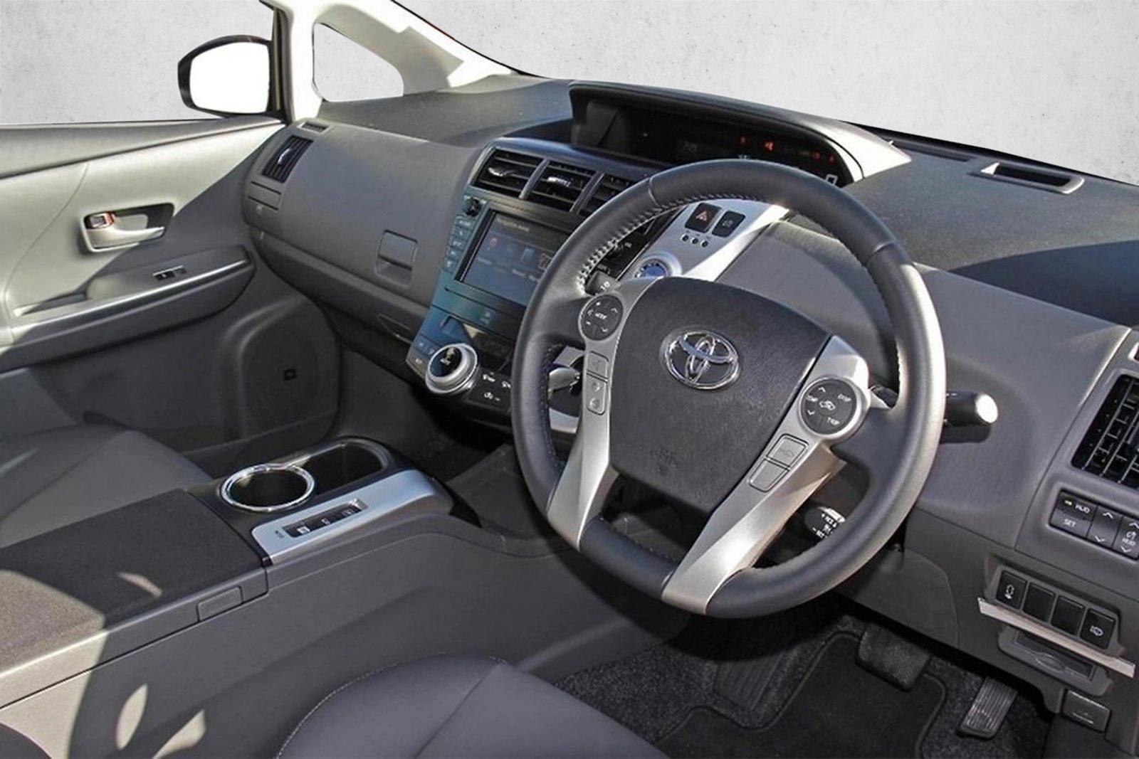 2013 Toyota Prius V Two photo 4