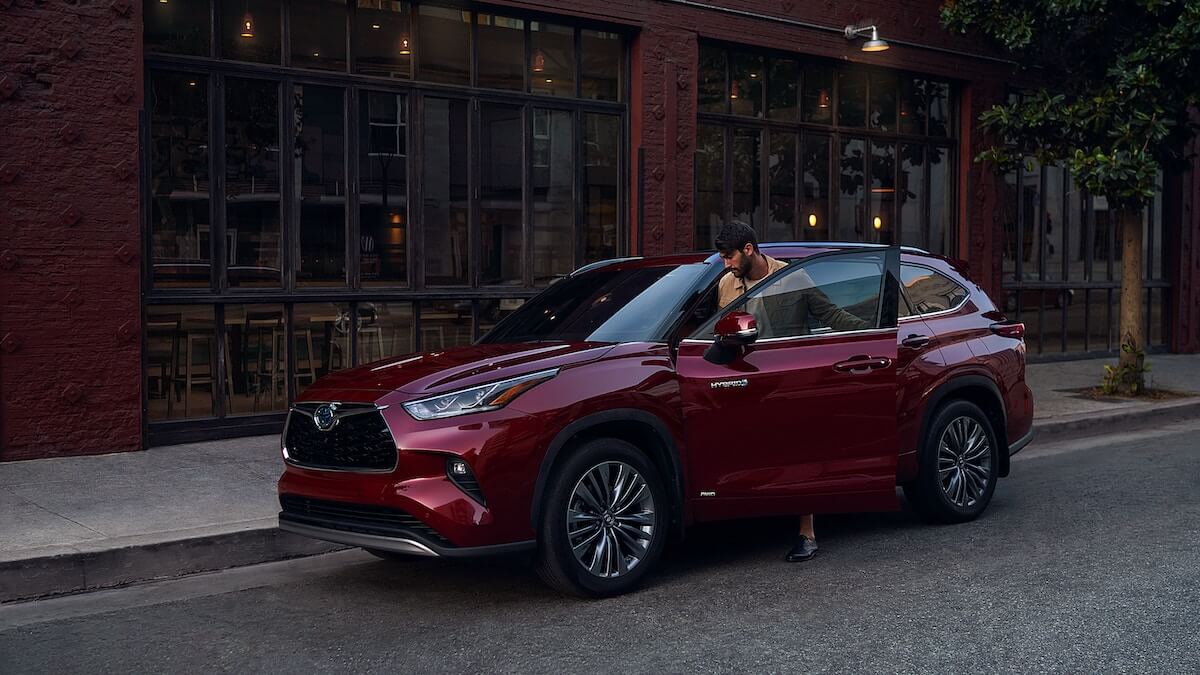 2021 Toyota Highlander Platinum Hybrid AWD in Ruby Flare Pearl