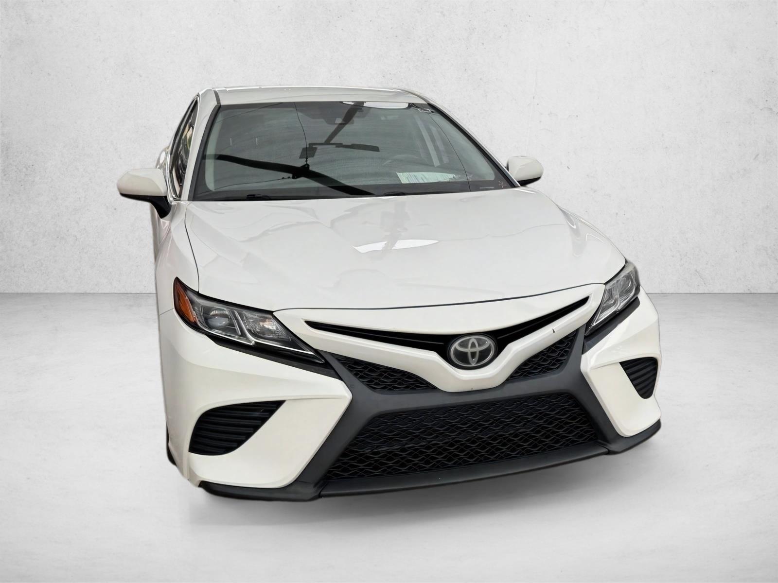 2019 Toyota Camry SE XLE photo 3