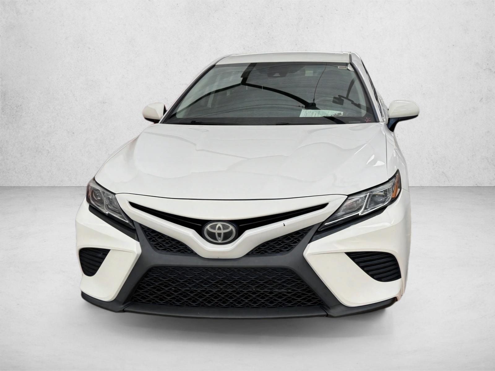 2019 Toyota Camry SE XLE photo 2