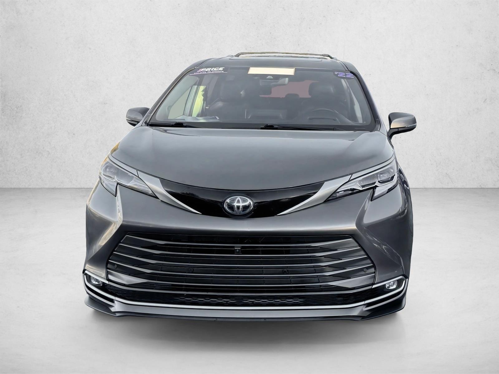2022 Toyota Sienna Platinum photo 2