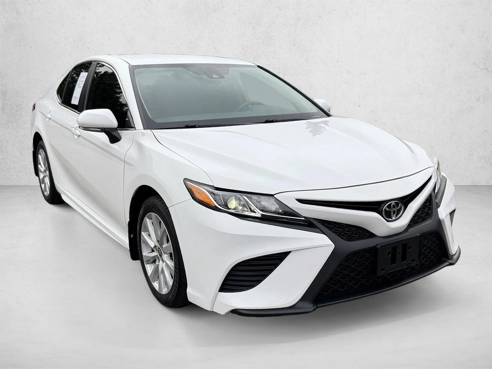 2020 Toyota Camry SE photo 3