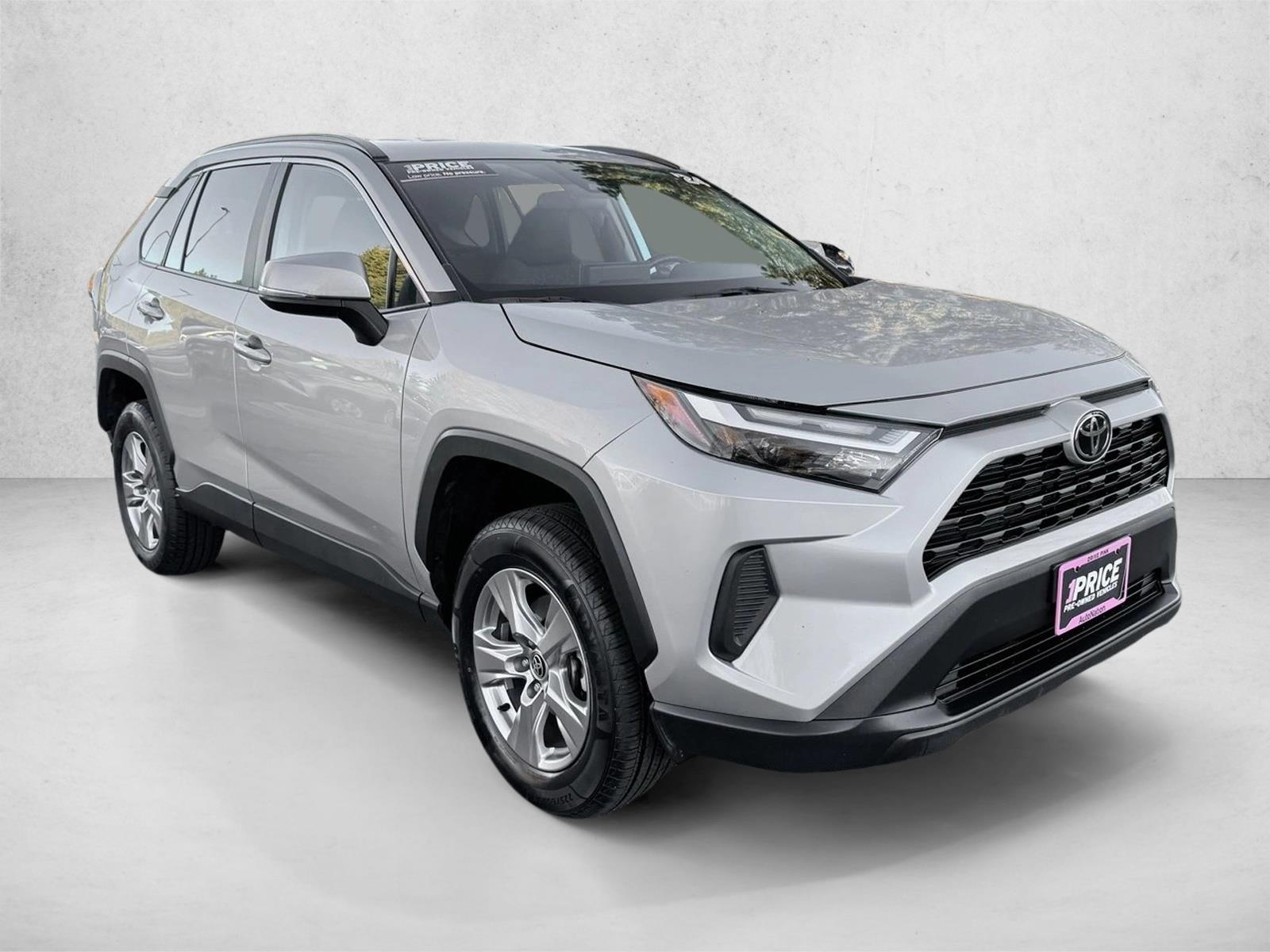 2024 Toyota RAV4 XLE photo 3