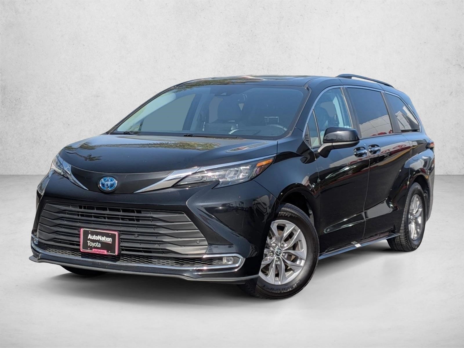 2024 Toyota Sienna XLE 8-Passenger Hybrid FWD's photo