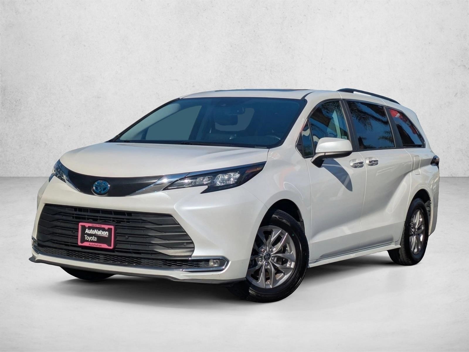 2024 Toyota Sienna XLE's photo