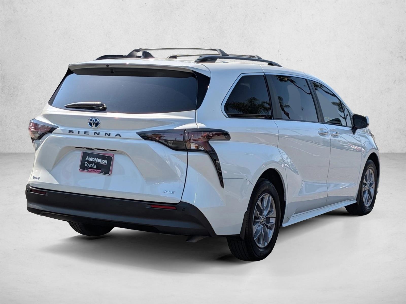 2025 Toyota Sienna XLE photo 4
